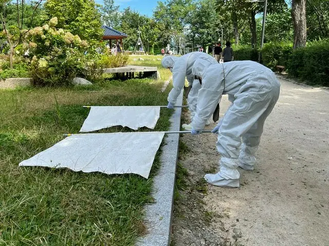 韓国のソウル市保健環境研究院が、公園を中心に蚊の採取検査を行なっている様子（画像提供:wowkorea）