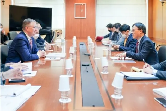 会談する韓国外交部の崔泳杉・次官補（右）と米国務省のクリテンブリンク次官補（外交部提供）＝（聯合ニュース）