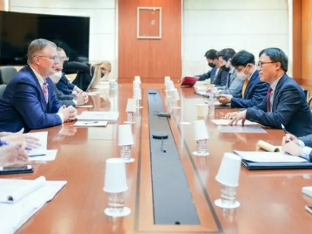 会談する韓国外交部の崔泳杉・次官補（右）と米国務省のクリテンブリンク次官補（外交部提供）＝（聯合ニュース）