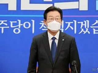 「民主主義が窒息しつつある」…李在明共に民主党代表、マッコルリを飲みながら市民とスキンシップ＝韓国