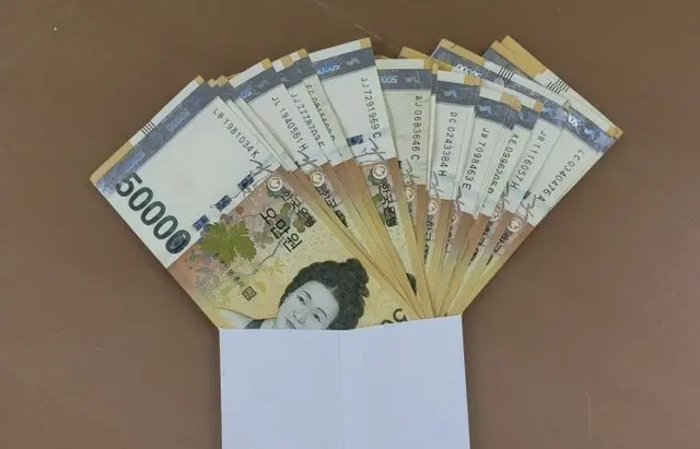 70代の高齢者が昌原市の行政福祉センターに寄付した100万ウォン（画像提供:wowkorea）