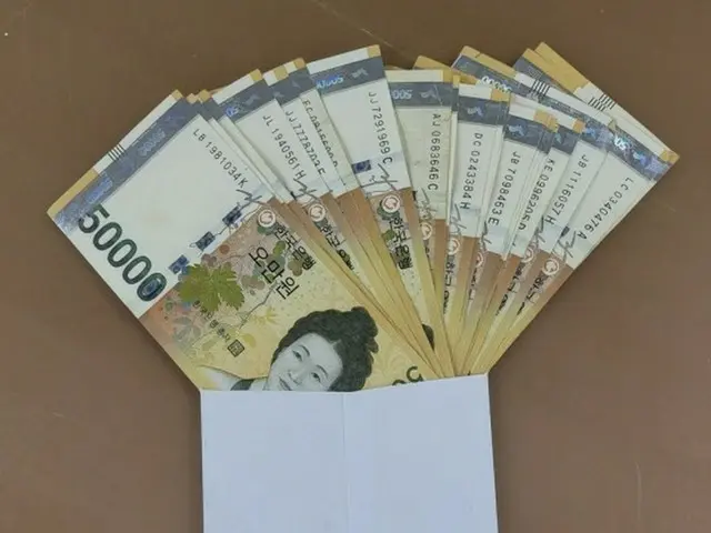 70代の高齢者が昌原市の行政福祉センターに寄付した100万ウォン（画像提供:wowkorea）