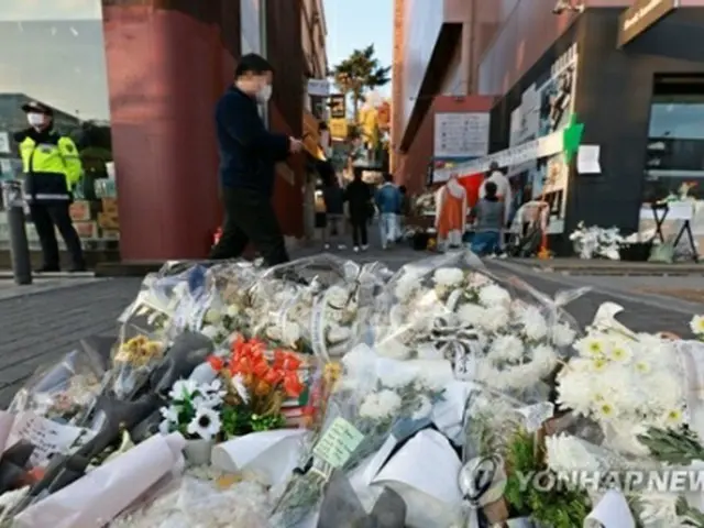 雑踏事故が発生した梨泰院の路地の近くに供えられた花束＝（聯合ニュース）