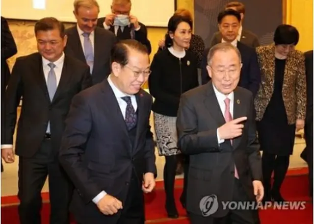 「国際対話」に出席した権寧世・統一部長官（左）と潘基文・前国連事務総長＝１４日、ソウル（聯合ニュース）