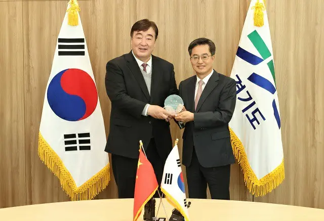 韓国・京畿道の金東兗知事（右）は14日、シン駐韓中国大使と面談した（画像提供:wowkorea）