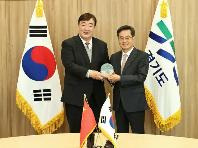 韓国・京畿道の金東兗知事（右）は14日、シン駐韓中国大使と面談した（画像提供:wowkorea）