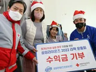＜韓国プロ野球＞サムスン・ライオンズのク・ジャウク、サンタに変身…難病患者のために後援金伝達