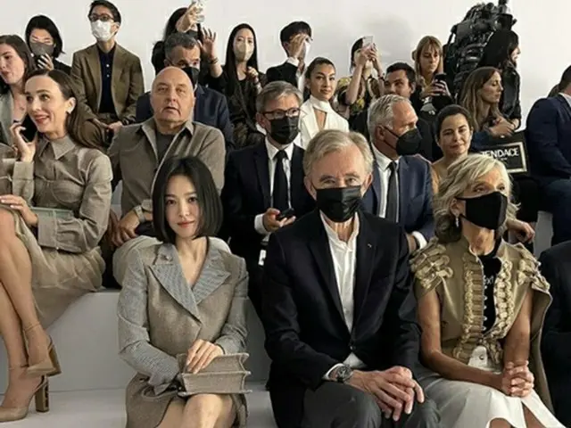 女優ソン・ヘギョの隣に座っていた名品ブランド会長…「財産約23兆円」で世界大金持ち1位に（画像提供:wowkorea）
