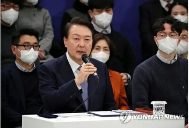 国政課題点検会議で発言する尹大統領（大統領室通信写真記者団）＝15日、ソウル（聯合ニュース）