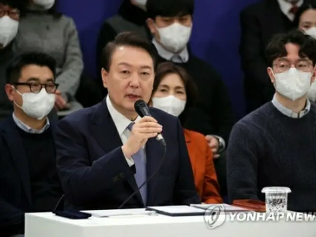 国政課題点検会議で発言する尹大統領（大統領室通信写真記者団）＝15日、ソウル（聯合ニュース）