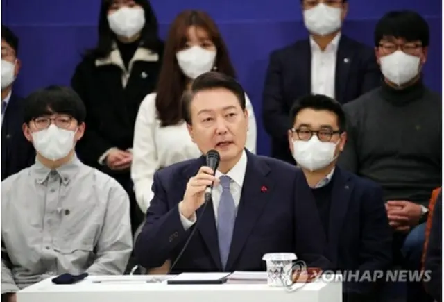 国政課題点検会議で発言する尹大統領（大統領室通信写真記者団）＝１５日、ソウル（聯合ニュース）