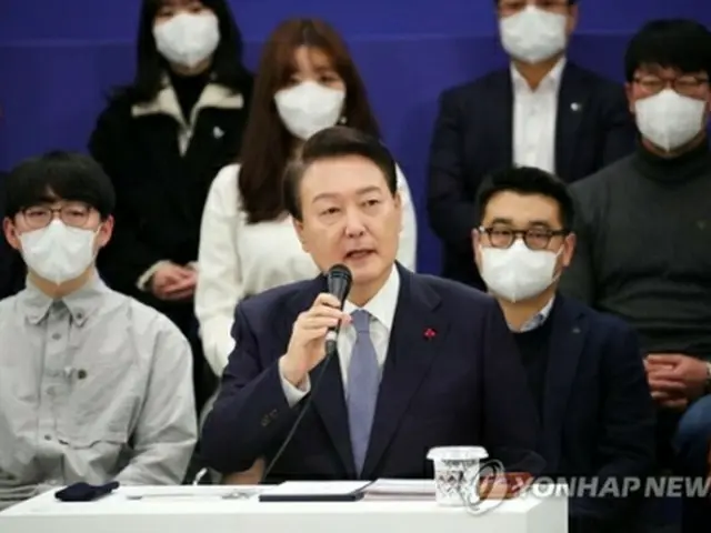 国政課題点検会議で発言する尹大統領（大統領室通信写真記者団）＝１５日、ソウル（聯合ニュース）