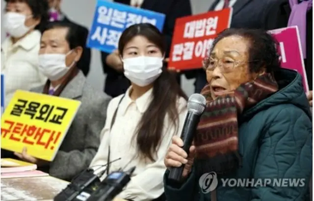 １３日に開いた記者会見で自身への叙勲が見送られたことに抗議する梁錦徳さん＝（聯合ニュース）