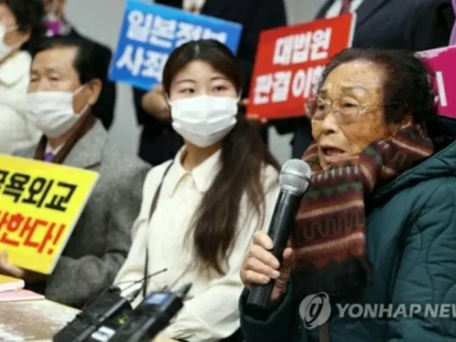 １３日に開いた記者会見で自身への叙勲が見送られたことに抗議する梁錦徳さん＝（聯合ニュース）