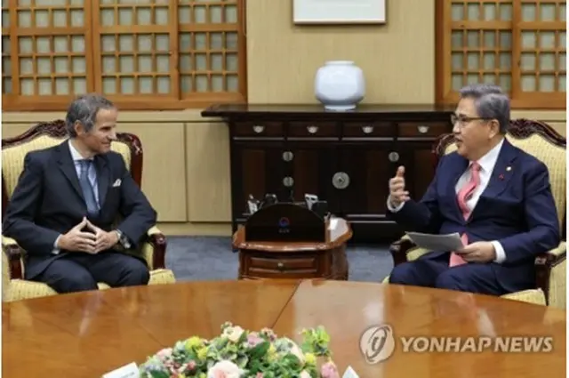 グロッシ氏（左）と会談する朴氏＝１５日、ソウル（聯合ニュース）