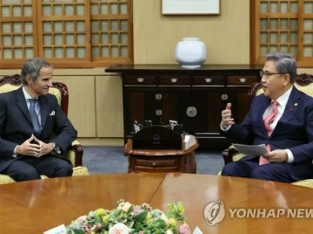 グロッシ氏（左）と会談する朴氏＝１５日、ソウル（聯合ニュース）
