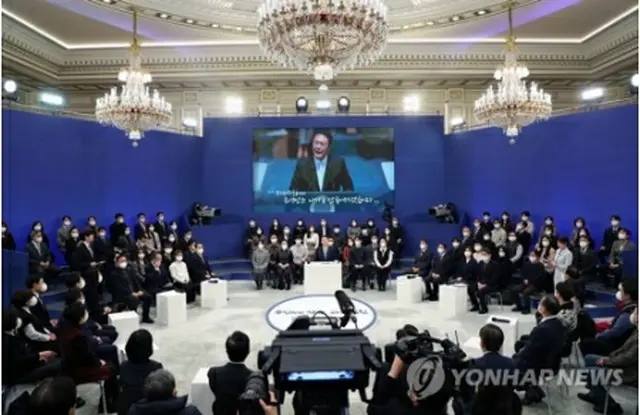 青瓦台の迎賓館で開かれた国政課題点検会議（大統領室通信写真記者団）＝１５日、ソウル（聯合ニュース）