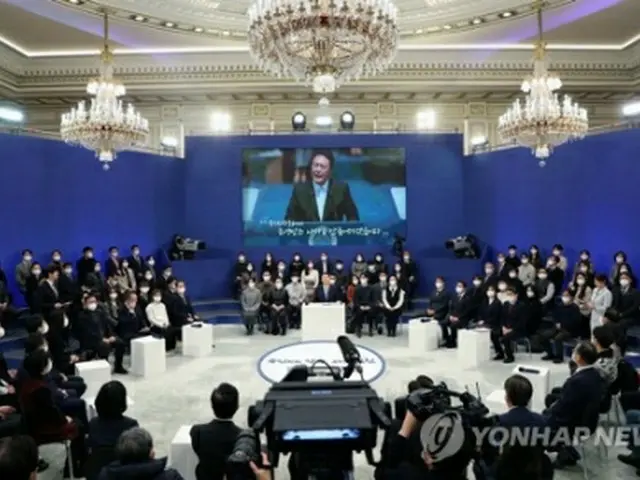 青瓦台の迎賓館で開かれた国政課題点検会議（大統領室通信写真記者団）＝１５日、ソウル（聯合ニュース）