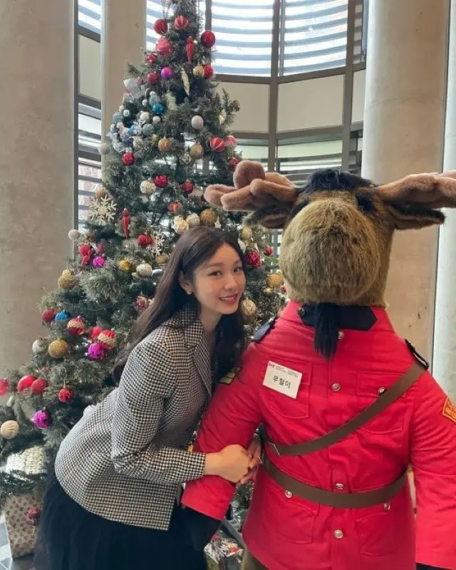 “新妻”キム・ヨナ、結婚後初めて迎えるクリスマス…夫のコ・ウリムが嫉妬しちゃう？ぬいぐるみと腕組みショット（画像提供:wowkorea）