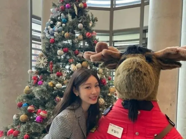 “新妻”キム・ヨナ、結婚後初めて迎えるクリスマス…夫のコ・ウリムが嫉妬しちゃう？ぬいぐるみと腕組みショット（画像提供:wowkorea）
