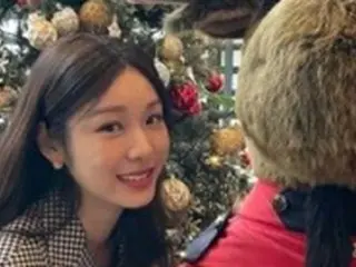 “新妻”キム・ヨナ、結婚後初めて迎えるクリスマス…夫のコ・ウリムが嫉妬しちゃう？ぬいぐるみと腕組みショット