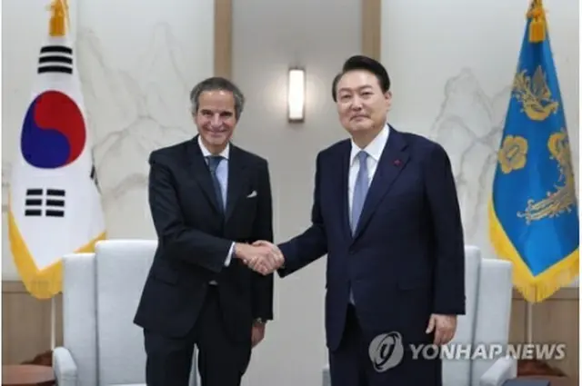 握手する尹大統領（右）とＩＡＥＡのグロッシ事務局長（大統領室提供）＝（聯合ニュース）≪転載・転用禁止≫