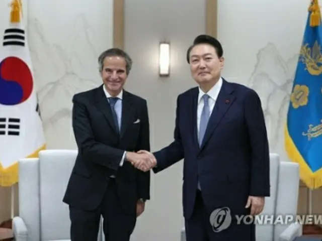 握手する尹大統領（右）とＩＡＥＡのグロッシ事務局長（大統領室提供）＝（聯合ニュース）≪転載・転用禁止≫