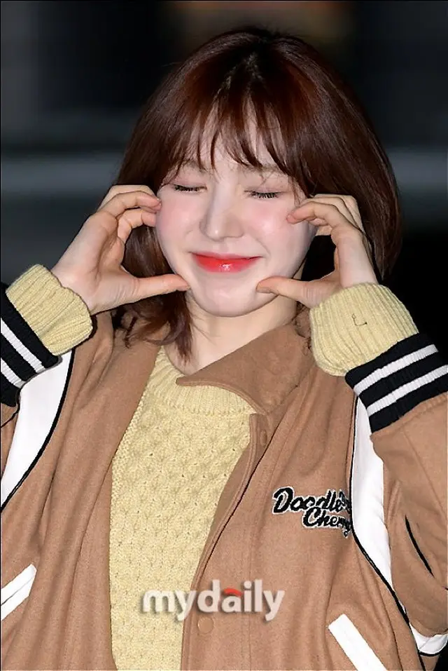 「Red Velvet」ウェンディ、「ガールズグループのメンバーが靴の汚れを落とす方法」（画像提供:wowkorea）