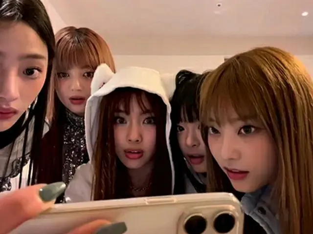 「NewJeans」、メンバーたちが覗き込む画面には一体何が？…所属事務所の代表が動画を公開（画像提供:wowkorea）
