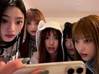 「NewJeans」、メンバーたちが覗き込む画面には一体何が？…所属事務所の代表が動画を公開