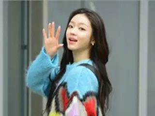 「OH MY GIRL」ユア、見るたびに気分が良くなる”さわやか笑顔”…収録前のフォトタイム