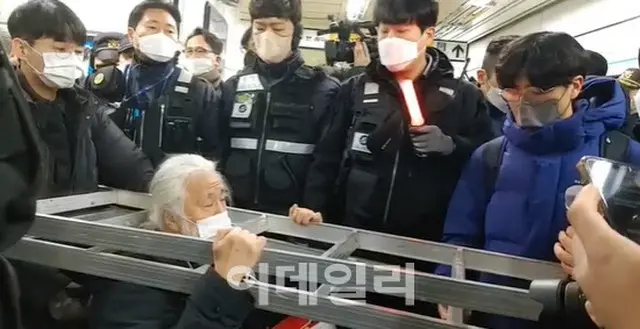 全障連が地下鉄デモを実施…「ソウル市長は無停車措置を謝罪せよ」＝韓国（画像提供:wowkorea）