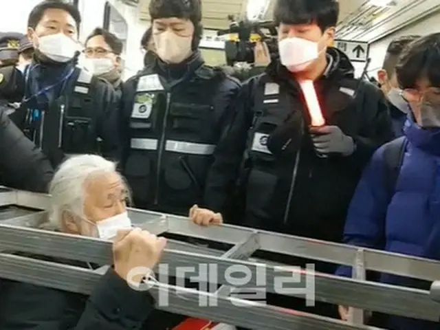 全障連が地下鉄デモを実施…「ソウル市長は無停車措置を謝罪せよ」＝韓国（画像提供:wowkorea）