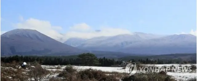 うっすらと雪化粧した済州島の漢拏山＝１５日、済州（聯合ニュース）
