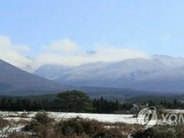 うっすらと雪化粧した済州島の漢拏山＝１５日、済州（聯合ニュース）