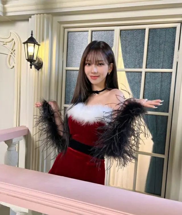 「aespa」KARINA、サンタのチューブトップドレスで“CGビジュアル”級「クリスマス女神」（画像提供:wowkorea）