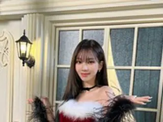 「aespa」KARINA、サンタのチューブトップドレスで“CGビジュアル”級「クリスマス女神」