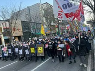 寒波の中、進歩・保守対決「退陣が追悼だ」VS「大統領守ろう」＝韓国
