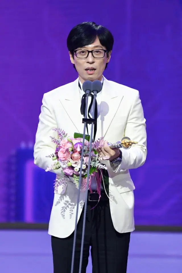 ＜2022 SBS芸能大賞＞「大賞」はユ・ジェソク…「本当に申し訳ない、チ・ソクジンに栄光を捧げる」（画像提供:wowkorea）