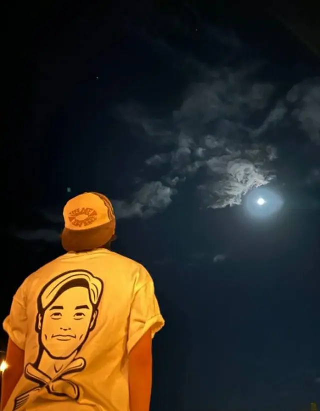 「BTS（防弾少年団）」V、「ソジン家」の収録？従業員のTシャツを着た写真公開（画像提供:wowkorea）