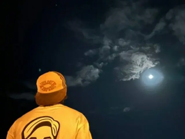 「BTS（防弾少年団）」V、「ソジン家」の収録？従業員のTシャツを着た写真公開（画像提供:wowkorea）