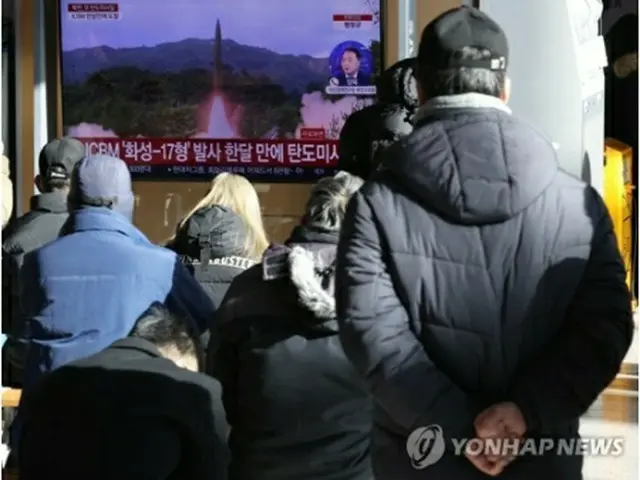 ソウル駅の待合室で北朝鮮の弾道ミサイル発射のニュースを視聴する市民たち＝１８日、ソウル（聯合ニュース）