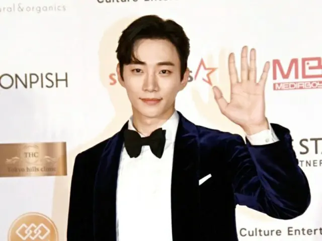 【フォトレポ】ジュノ（2PM）＆ファン・ミンヒョン、「2022 AAA」のレッドカーペットに登場！