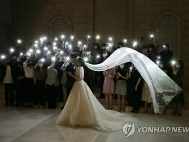 結婚が必須と考える韓国人は１７．６%にとどまることが分かった（資料写真）＝（聯合ニュース）