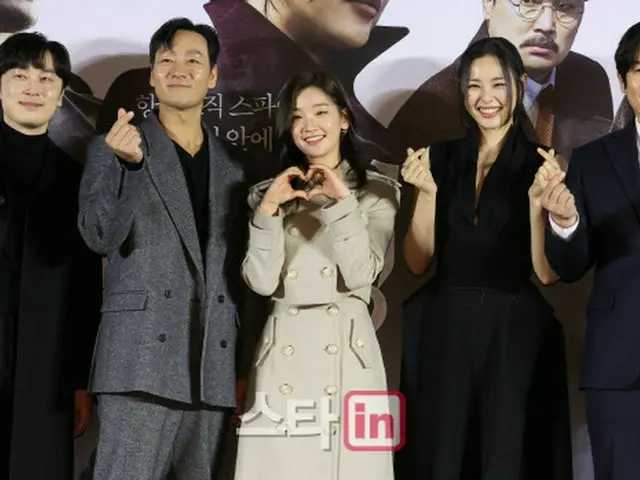 映画「幽霊」制作報告会…ハートサインで記念撮影（画像提供:wowkorea）