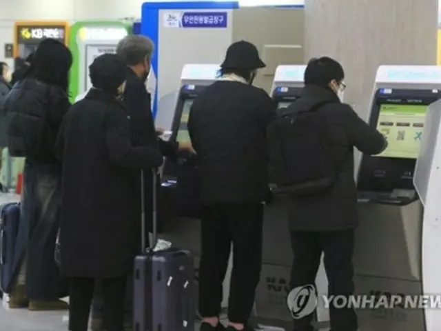 済州空港で搭乗手続きを行う旅行客＝19日、済州（聯合ニュース）