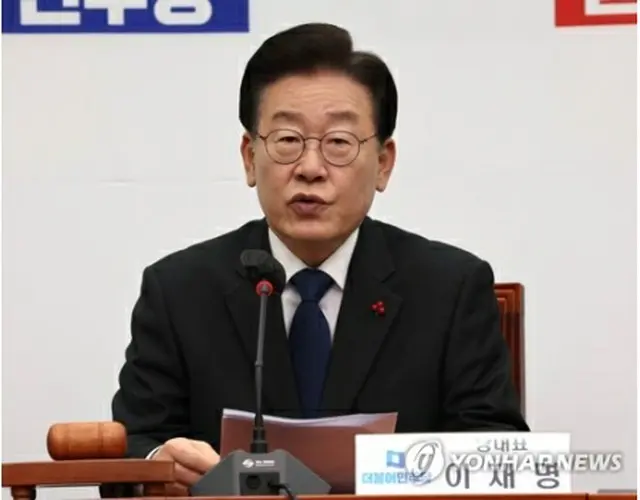 党最高委員会の会議で発言する共に民主党の李在明代表＝１９日、ソウル（聯合ニュース）