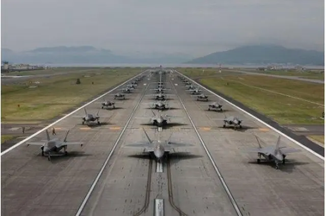 米軍は今年7月、日本の岩国航空基地で多数の航空機が滑走路を走行する「エレファント・ウォーク」を実施した（米インド太平洋軍提供）＝（聯合ニュース）≪転載・転用禁止≫