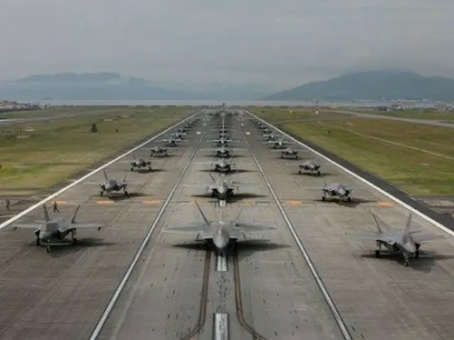 米軍は今年7月、日本の岩国航空基地で多数の航空機が滑走路を走行する「エレファント・ウォーク」を実施した（米インド太平洋軍提供）＝（聯合ニュース）≪転載・転用禁止≫