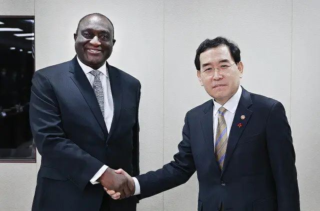 韓国の李昌洋・産業通商資源相（右）は20日ソウルで、ガーナのチェレマテン通商産業相と対面した（画像提供:wowkorea）